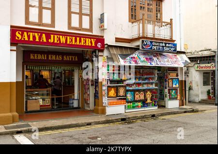 Une bijouterie à côté d'un magasin de proximité, Little India, Singapour Banque D'Images