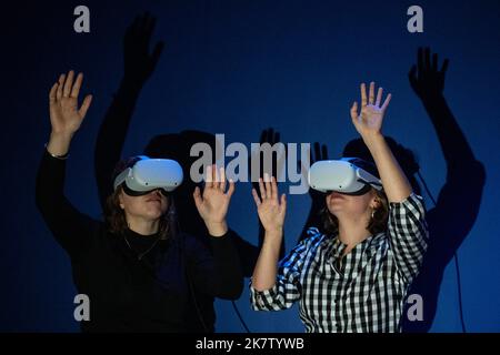 Londres, Royaume-Uni. 19 octobre 2022. Les membres du personnel portant des micro-casques VR et faisant l'expérience de « Notes on cécité », 2016, un film de réalité virtuelle d'Arnaud Colinart et al., à l'occasion d'un aperçu de « In Plain Sight », une nouvelle exposition de la collection Wellcome explorant les différentes façons de voir et de voir. 144 objets et œuvres d'art invitent les visiteurs à rencontrer différentes expériences de personnes voyantes, malvoyantes et aveugles pour tenir compte des subjectivités de la vision et de la cécité. Le spectacle se déroulera du 20 octobre au 12 février 2023. Credit: Stephen Chung / Alamy Live News Banque D'Images