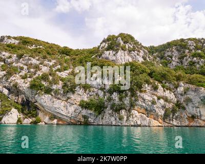 Esparron de Verdon (sud-est de la France) à l'entrée des gorges inférieures du Verdon, avec le lac Esparron Banque D'Images