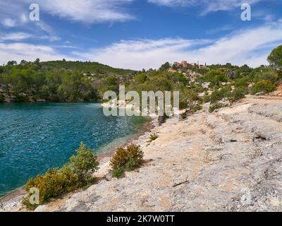 Esparron de Verdon (sud-est de la France) à l'entrée des gorges inférieures du Verdon, avec le lac Esparron Banque D'Images