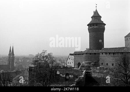 Die Nürnberger Burg mit Sinwellturm und Sebalduskirche links hinten, Nürnberg UM 1957. Château de Nuremberg avec la tour Sinwell et l'église Saint Sebaldus à l'extrême gauche de Nuremberg vers 1957. Banque D'Images