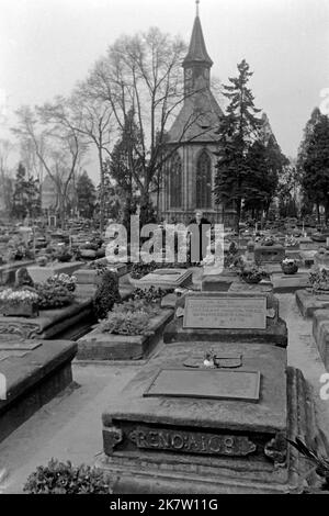 DAS Grab Albrecht Dürer auf dem Johannisfriedhof in Nürnberg mit Holzschuherkapelle im hintergrund, UM 1957. Tombe d'Albrecht Dürer sur le cimetière de Saint John avec chapelle Holzschuh à l'arrière, vers 1957. Banque D'Images