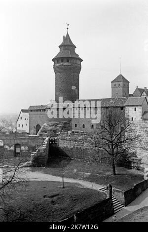 Die Nürnberger Burg mit Sinwellturm, Nürnberg UM 1957. Château de Nuremberg avec tour Sinwell à Nuremberg vers 1957. Banque D'Images