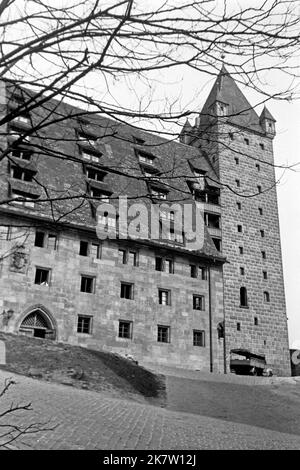 Die Kaiserstallung auf der Nürnberger Burg mit Luginsland, Nürnberg UM 1957. L'écurie de l'empereur avec la tour de Luginsland sur le château de Nuremberg vers 1957. Banque D'Images