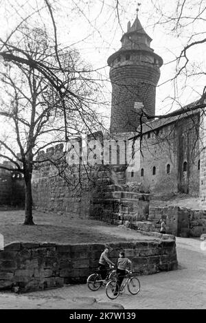 Die Nürnberger Burg mit Sinwellturm, Nürnberg UM 1957. Château de Nuremberg avec tour Sinwell à Nuremberg vers 1957. Banque D'Images