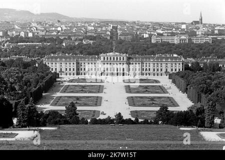 Schloss Schönbrunn à Wien, gesehen von der Gloriette, UM 1962. Château de Schönbrunn à Vienne, vu de la glorieta, vers 1962. Banque D'Images