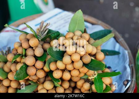 Un bol de longan frais. Un fruit tropical semblable à un lychee. Banque D'Images