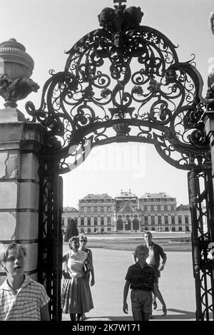 Die Familie Andres geht durch das Haupteingangstor zu Schloss Belvedere in Wien, UM 1962. La famille Andres marche jusqu'à la porte principale de la mntrance au château du Belvédère à Vienne, vers 1962. Banque D'Images