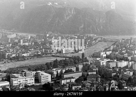 Blick auf Bozen mit Talferbach und Rivelaunbach, 1967. Vue sur Bolzano avec les rivières Talferbach et Rivelaunnach, 1967. Banque D'Images