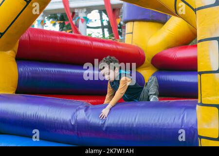 beau garçon jouant dans le château de bouncy Banque D'Images