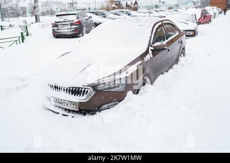 Russie Moscou 13.02.2021 voitures dans la rue couvertes de neige. Chute d'hiver, chute de neige et déneigements. La circulation des voitures est bloquée. Tempête de neige intense, blizzard. Banque D'Images