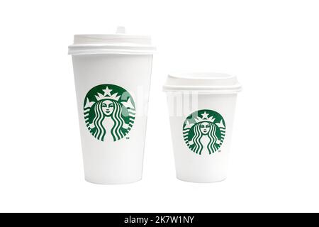 BERLIN - octobre 15 : deux tasses en papier Starbucks longues et courtes. Café Starbucks avec logo Sirène isolée sur fond blanc à Berlin sur 15 octobre. 202 Banque D'Images