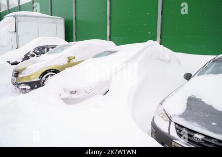 Russie Moscou 13.02.2021 voitures dans la rue couvertes de neige. Chute d'hiver, chute de neige et déneigements. La circulation des voitures est bloquée. Tempête de neige intense, blizzard. Banque D'Images