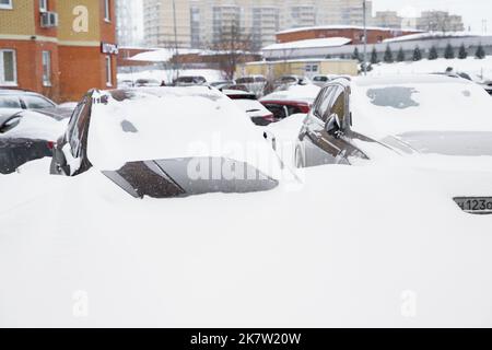 Russie Moscou 13.02.2021 voitures dans la rue couvertes de neige. Chute d'hiver, chute de neige et déneigements. La circulation des voitures est bloquée. Tempête de neige intense, blizzard. Banque D'Images