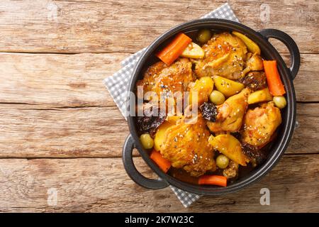 Gallo en chicha est un coq cuit dans une boisson de maïs fermentée avec des légumes et des épices à proximité de la poêle sur la table en bois. Vue de dessus horizontale fr Banque D'Images