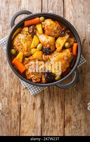 Gallo en chicha poulet salvadorien braisé en chicha d'ananas et tangy avec des légumes sur la poêle sur la table en bois. Vertical haut vi Banque D'Images