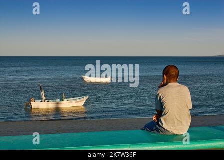 Garçon regardant des bateaux à Bahia de San Felipe, à San Felipe, Basse Californie, Mexique Banque D'Images