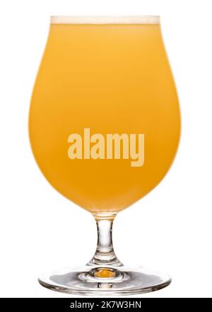 Verre plein de neige de la Nouvelle-Angleterre IPA (NEIPA) pâle bière isolée sur fond blanc Banque D'Images