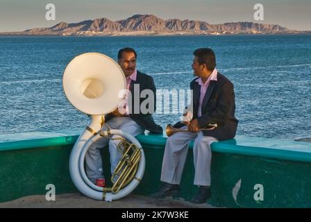 Joueurs de corne avec leur Sousaphone et trompette à Malecon au coucher du soleil, San Felipe, Basse Californie, Mexique Banque D'Images