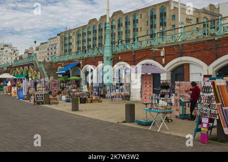 Boutiques et magasins sur la promenade du front de mer à Brighton, dans l'est du Sussex, en Angleterre Banque D'Images