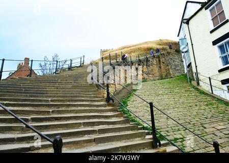 Les marches abruptes menant de la ville de Whitby jusqu'à l'abbaye, Yorkshire, Royaume-Uni - John Gollop Banque D'Images