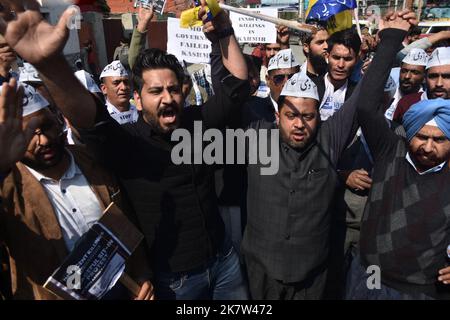 Srinagar, Inde. 19th octobre 2022. Les manifestants crient des slogans et tiennent des placards dans une colonie de presse contre les meurtres innocents commis au Cachemire par des hommes armés inconnus. (Photo de Mubashir Hassan/Pacific Press) crédit: Pacific Press Media production Corp./Alay Live News Banque D'Images