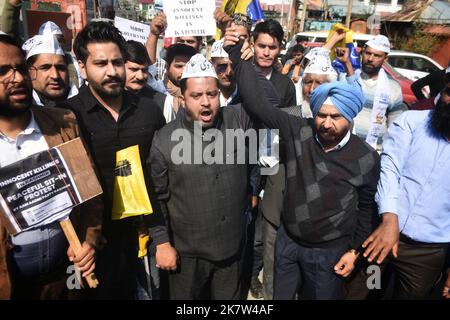 Srinagar, Inde. 19th octobre 2022. Les manifestants crient des slogans et tiennent des placards dans une colonie de presse contre les meurtres innocents commis au Cachemire par des hommes armés inconnus. (Photo de Mubashir Hassan/Pacific Press) crédit: Pacific Press Media production Corp./Alay Live News Banque D'Images