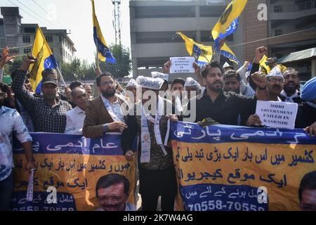 Srinagar, Inde. 19th octobre 2022. Les manifestants crient des slogans et tiennent des placards dans une colonie de presse contre les meurtres innocents commis au Cachemire par des hommes armés inconnus. (Photo de Mubashir Hassan/Pacific Press) crédit: Pacific Press Media production Corp./Alay Live News Banque D'Images