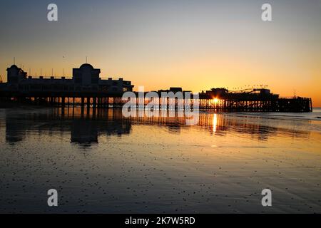 Lever du soleil sous South Parade Pier, Southsea, Portsmouth, Hants, Royaume-Uni Banque D'Images