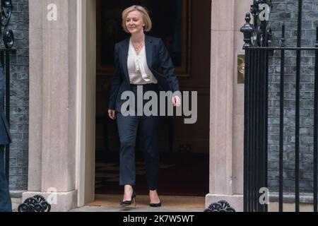 Londres, Royaume-Uni. 19 octobre 2022 . Le Premier ministre britannique Liz Truss quitte le 10 Downing Street pour assister à une séance hebdomadaire de questions et réponses au Parlement . Liz Truss doit faire face à la pression de démissionner de ses propres députés conservateurs de l'arrière-ban après le tour U sur le mini budget. Credit: amer ghazzal / Alamy Live News Banque D'Images