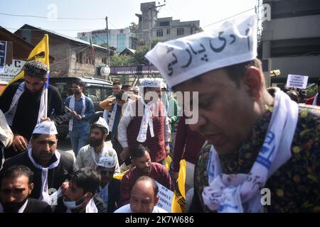 19 octobre 2022, Srinagar, Jammu-et-Cachemire, Inde: Les manifestants crient des slogans et tiennent des placards dans une colonie de presse contre les meurtres innocents commis au Cachemire par des hommes armés inconnus. (Credit image: © Mubashir Hassan/Pacific Press via ZUMA Press Wire) Banque D'Images