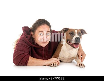 american staffordshire terrier et femme devant un fond blanc Banque D'Images