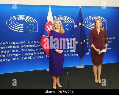 Strasburk, France. 19th octobre 2022. Le président slovaque Zuzana Caputova, à gauche, et le président du Parlement européen Roberta Metsola, à droite, sont vus lors de la session plénière du Parlement européen, sur 19 octobre 2022, à Strasbourg, en France. Crédit : Eliska Naegele/CTK photo/Alay Live News Banque D'Images