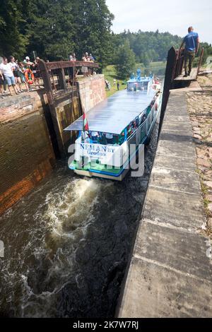 Grodno - août 2021: Dombrovka lock barrage porte avec Neman bateau avec des touristes à bord laisse l'écluse d'eau sur le canal d'Augustow, Avgustovski ou Banque D'Images