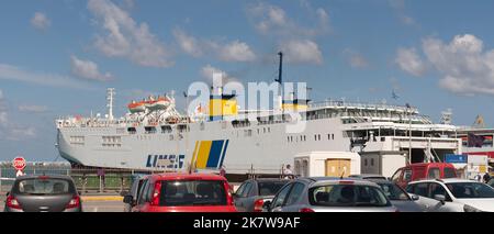 Port d'Héraklion, Crète, Grèce. 2022. Des voitures garées et un ferry inter-îles ont amarré dans le port d'Héraklion, en Crète. Banque D'Images