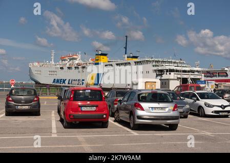 Port d'Héraklion, Crète, Grèce. 2022. Des voitures garées et un ferry inter-îles ont amarré dans le port d'Héraklion, en Crète. Banque D'Images