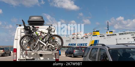 Port d'Héraklion, Crète, Grèce. 2022. Véhicule stationné avec des vélos chargés à l'arrière et un ferry inter-îles amarré dans le port d'Héraklion, en Crète. Banque D'Images