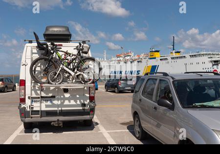 Port d'Héraklion, Crète, Grèce. 2022. Véhicule stationné avec des vélos chargés à l'arrière et un ferry inter-îles amarré dans le port d'Héraklion, en Crète. Banque D'Images