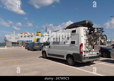 Port d'Héraklion, Crète, Grèce. 2022. Véhicule stationné avec des vélos chargés à l'arrière et un ferry inter-îles amarré dans le port d'Héraklion, en Crète. Banque D'Images