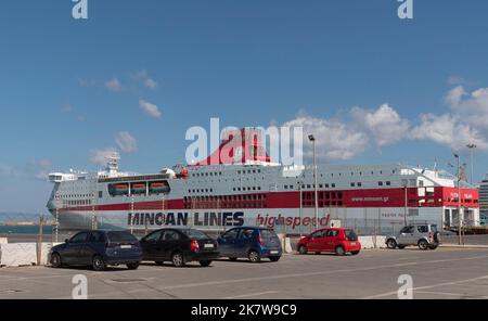 Port d'Héraklion, Crète, Grèce. 2022. Des voitures garées et un ferry inter-îles ont amarré dans le port d'Héraklion, en Crète. Banque D'Images