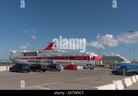 Port d'Héraklion, Crète, Grèce. 2022. Des voitures garées et un ferry inter-îles ont amarré dans le port d'Héraklion, en Crète. Banque D'Images