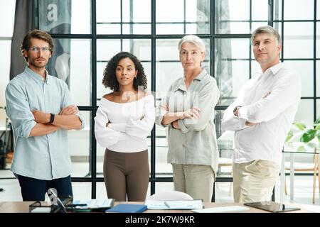 une équipe de professionnels qui se tiennent au bureau. Banque D'Images