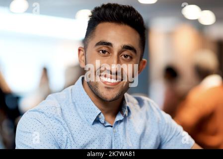 Attendez-vous à ce que vous soyez le meilleur lorsque vous donnez le meilleur de vous-même. Portrait d'un jeune homme d'affaires confiant assistant à une conférence. Banque D'Images