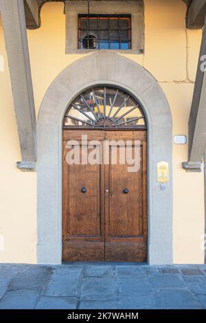 Ancienne porte marron en bois en Italie Banque D'Images