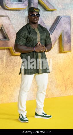 Londres, Royaume-Uni. 18th octobre 2022. Adebayo Akinfenwa participe à la première britannique de 'Black Adam' à Cineworld Leicester Square à Londres. Adebayo Akinfenwa participe à la première britannique de 'Black Adam' à Cineworld Leicester Square à Londres. Crédit : SOPA Images Limited/Alamy Live News Banque D'Images