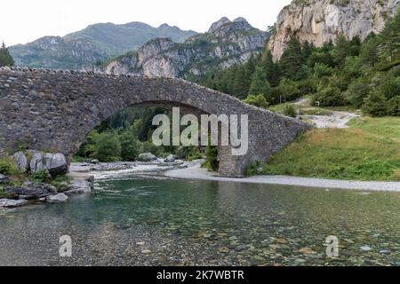 Bujaruelo pont ancien dans les Pyrénées, Espagne gamme Banque D'Images