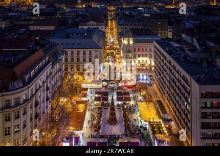 Vue nocturne du célèbre marché de Noël de Budapest au dôme St. Stephans Banque D'Images