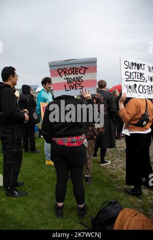 Un manifestant contre les droits transgenres tient un panneau Protect Trans Lives lors d'une manifestation contre Terfs à Berlin, en Allemagne Banque D'Images