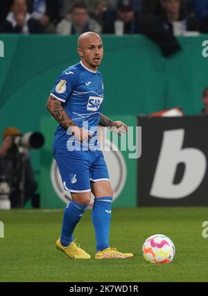 Sinsheim, Allemagne. 18th octobre 2022. 18 octobre 2022, stade PreZero, Sinsheim, GER, DFB-Pokal, TSG Hoffenheim contre FC Schalke 04, dans la photo Angelino (Hoffenheim) crédit: dpa/Alay Live News Banque D'Images