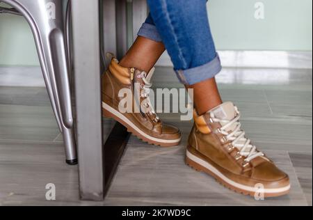 Séville, Espagne; 19 octobre 2022: Chaussures Pikolinos Vigo. Mode de rue. Marque espagnole. Banque D'Images